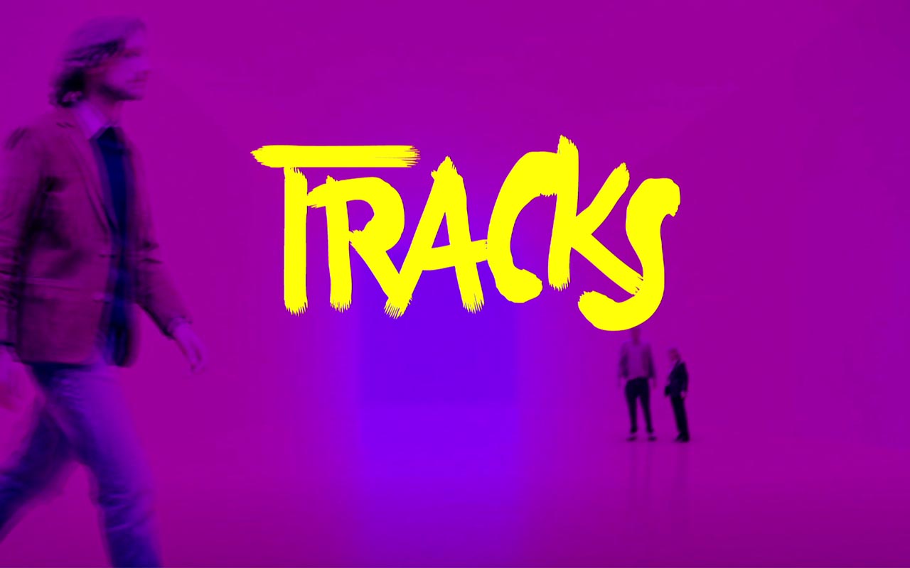 Logo arte Tracks, gelb auf violettem Hintergrund, Person geht mit Motion-Blur von links nach rechts